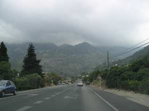 Дорога в Sierra de Tramuntana. Вершины гор покрыты облаками.